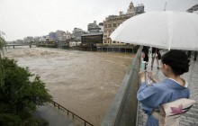 У Японії тисячі людей евакуюють через сильні дощі, є загиблий