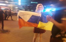 Мережу розлютило відео, як у центрі Києва "туристи" фотографувалися з російським прапором
