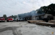 На Тернопільщині під час пожежі згоріло 30 тонн сировини для виготовлення туалетного паперу (фото)