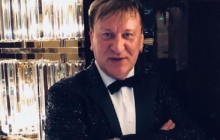 Скандальний російський співак "під мухою" заснув на вуличній лавці - його обікрали на тисячі доларів