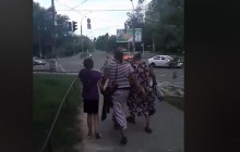 Матюкалися й показували статеві органи: мережу обурило відео з ромками, які обікрали дівчину в Києві