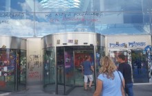 "Стоп Путін!": у Києві розмалювали ТЦ "Ocean plaza" і кинули до входу мертвих голубів (фото, відео)