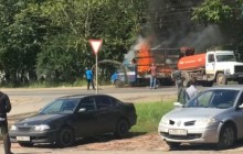 В России горящий автомобиль потушили фекалиями (видео)