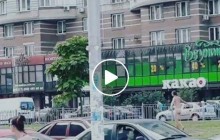 По Киеву разгуливал голый мужчина (видео)