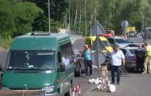 Змітав усе на своєму шляху: під Києвом легковик наїхав на бригаду ремонтників, є загиблий (відео)