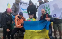Тернопільські активісти здійснили мрію місцевого юнака, який пересувається на візку, і винесли його на Говерлу (фото, відео)