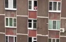 "Грудне молоко вдарило в голову": у Росії жінка вирішила "вигуляти" дитину з вікна восьмого поверху (відео)