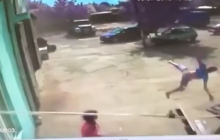 У мережі з'явилося відео, як смерч на Одещині підняв у повітря підлітка