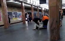 У Києві на станції "Контрактова площа" поліцейський кийком побив чоловіка (відео)