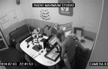 Пристрасна парочка зайнялася сексом у студії київського радіо