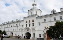 В Валаамском монастыре освятили надвратный храм в честь святых апостолов Петра и Павла