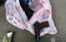 У Тернополі у чоловіка конфіскувала пістолет, з якого він стріляв біля озера (фото)