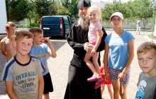 Монахи Киево-Печерской лавры посетили детский реабилитационный центр в Киевской области