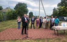 "По-багатому": на Харківщині для чиновника застелили землю килимом (фото)