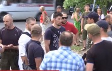 У Кропивницькому між ветеранами АТО і "тітушками" сталися сутички через кіоск на квітнику (відео)
