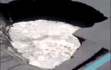 "Кратер у стародавні грунти Києва": у центрі столиці посеред дороги провалився асфальт (відео)