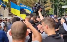 У центрі Києва - бійка: почубилися нардеп, міністр та голова профспілки гірників (відео)