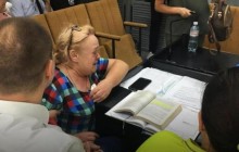 Підозрювана у смертельному наїзді на чемпіона України з мотокросу на колінах просила вибачення у близьких загиблого (фото)