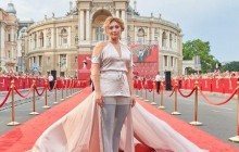 "Шлейф жлобства": дружину Тігіпко висміяли за дивний наряд на відкритті Одеського кінофестивалю (фото)