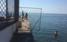 "Паркан вносить спокій у душі русо-туристів": з'явилися свіжі фото пляжу в окупованому Криму