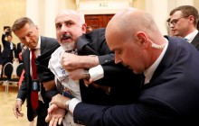 Перед брифингом Трампа и Путина произошел инцидент: мужчину с плакатом силой вывели из зала (фото)