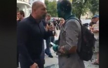 Шабунина облили зеленкой и забросали "рошеновскими" тортами возле здания САП (видео)