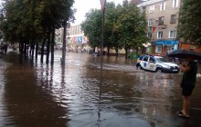 Житель Кривого Рога переплыл затопленную улицу на надувном матрасе (видео)