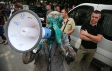 Облитый зеленкой антикоррупционер Шабунин получил химический ожог глаз (видео)