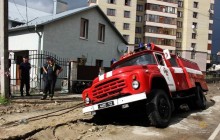 У Тернополі посеред дороги провалилася машина рятувальників (фото)