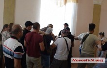 В Николаевском горсовете из-за массовой эвтаназии собак избили директора «Центра защиты животных» (фото, видео)