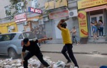 Демонтаж киосков в Днепре: против коммунальщиков вышли с камнями и битами (фото)