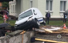 Жахлива ДТП у Полтаві: авто влетіло в підземний перехід, є загиблий (фото)