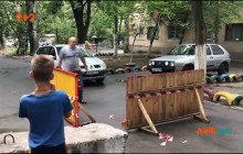 З шинами і лайкою: в Одесі підлітки збирають гроші з водіїв, які їздять під їхніми будинками
