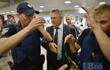 В Киеве бывшего нардепа забросали яйцами за "связи с Медведчуком" (фото)
