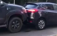 В Киеве водители не поделили дорогу и устроили "потасовку" на автомобилях (видео)