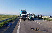 На Миколаївщині мікроавтобус зіткнувся з вантажівкою: п’ятеро осіб загинули, ще 12 госпіталізовані (фото)
