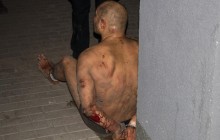 У Києві напівголий чоловік у крові бив скло і кидав з даху шлакоблоки (фото, відео)