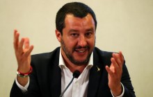 Скандальный вице-премьер Италии нелепо объяснил, почему пожал руку российскому послу