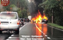 У Києві на Старообухівській трасі в жахливій ДТП загинула родина, є травмовані (фото, відео)