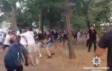 В Одесі в ході масової бійки футбольних фанатів постраждали двоє поліцейських (відео)