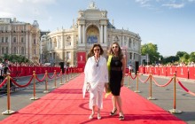 Жаклин Биссет: Об Украине читала… Когда сюда собиралась, не знала, чего ожидать, но не представляла, что увидела… Одесса меня совершенно очаровала