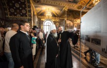 Митрополит Онуфрій благословив відкриття фотовиставки «Хресна дорога Лаври»