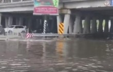 Злива в Києві перетворила вулицю біля "Лівобережної" на суцільну калюжу: утворився затор (відео)