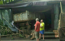 У Києві вночі вантажівка врізалася в будівлю кафе (фото, відео)