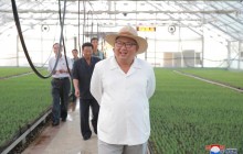 Усміхнений серед зелені: Кім Чен Ин прогулявся розсадником рослин у КНДР (фоторепортаж)