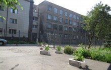 У Маріуполі автівка на "єврономерах" в ході погоні протаранила ворота біля будівлі СБУ і поїхала - ЗМІ (фото)
