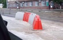 Після апокаліптичної зливи у Києві дорожні бар'єри влаштували заплив у бурхливому потоці (відео)