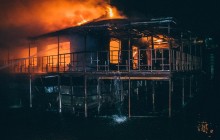 Возле Рыбальского моста в Киеве дотла сгорела баржа (фото, видео)
