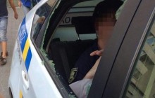 У Тернополі нетверезий чоловік під час конфлікту з патрульними розбив головою вікно у службовому автомобілі поліцейських