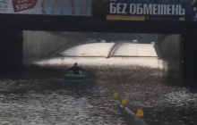 У мережі з'явилося відео, як киянин перепливає на човні тунель на Дорогожичах